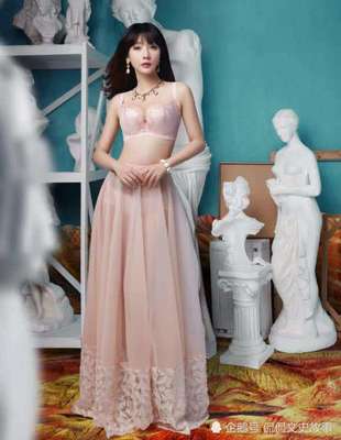 柳巖時尚演繹內衣風采，多色蕾絲盡顯優雅與性感